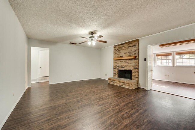 Building Photo - 4004 Hideaway Dr