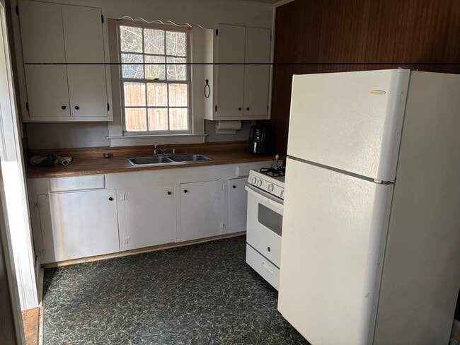 Kitchen - 417 S Woodrow St