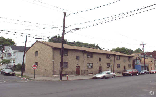 Primary Photo - 100-106 Belmont Ave
