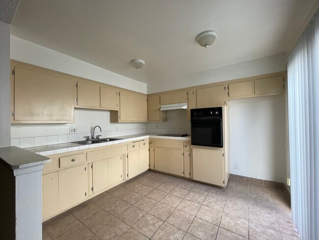 Building Photo - 2040 N Derek Dr