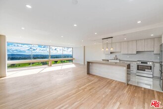 Building Photo - 2222 Ave of the Stars