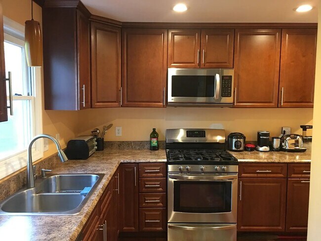 Foto del edificio - Beautifully Renovated Home in the Shaker School District – Prime Latham Location