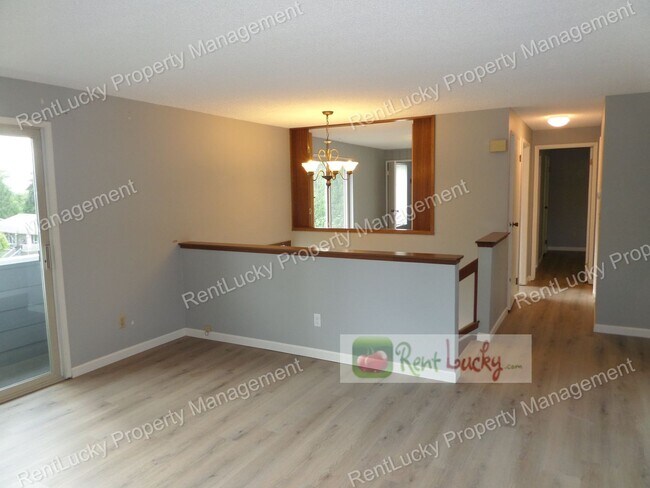Building Photo - Wonderful & Updated 3-Bedroom Home w/Custom Chicken Coop in Redmond FOR RENT!!
