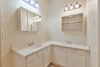 Building Photo - 10909 Redbird