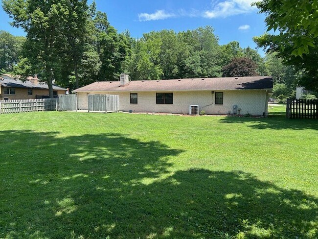 Building Photo - 2500 sq. ft. 4 Bedroom Ranch Home w/Large ...
