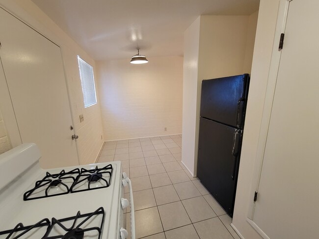 Building Photo - 3423 E Flower St