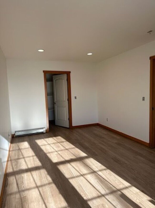 Building Photo - 3 Bed 2.5 Bath in Belgrade with attached g...