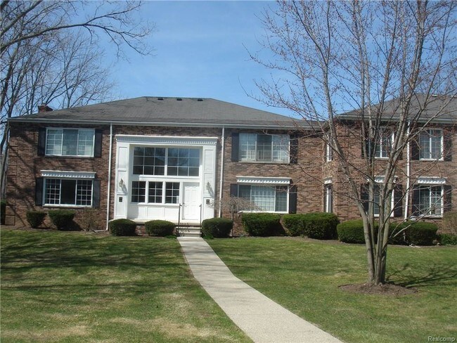 Building Photo - 707 E Fox Hills Dr