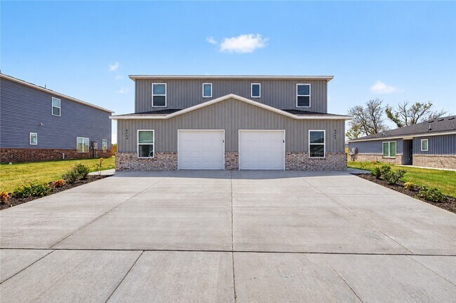 Building Photo - 406 W Cloud Dr