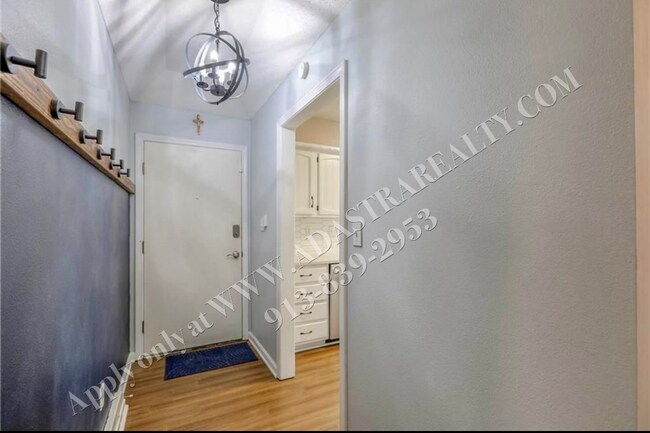 Foto del edificio - Beautiful 3 Bed 2.5 Bath Raised Ranch in L...