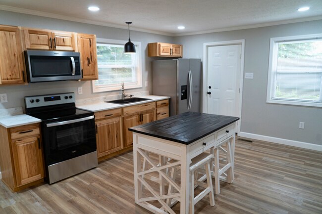 Building Photo - Charming newly remodeled home nestled in t...