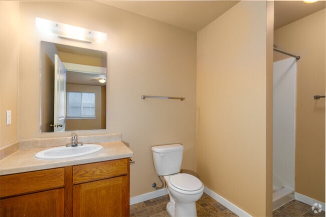 2BR, 2BA - 1040SF - Bathroom - Basalt Ridge Apartments