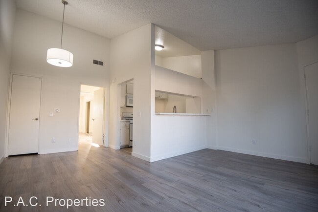Building Photo - 1 br, 1 bath Apartment - 15520 Foothill Bo...