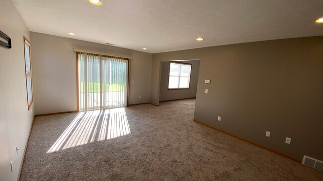 Foto del edificio - 2456-2456 Millview