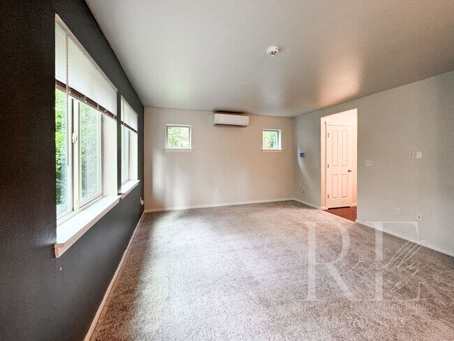 Building Photo - Nice 2-Story End of Road Privacy