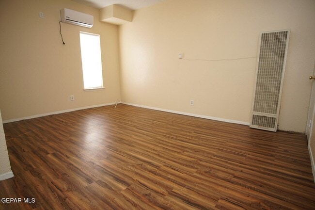 Building Photo - 3403 Pershing Dr