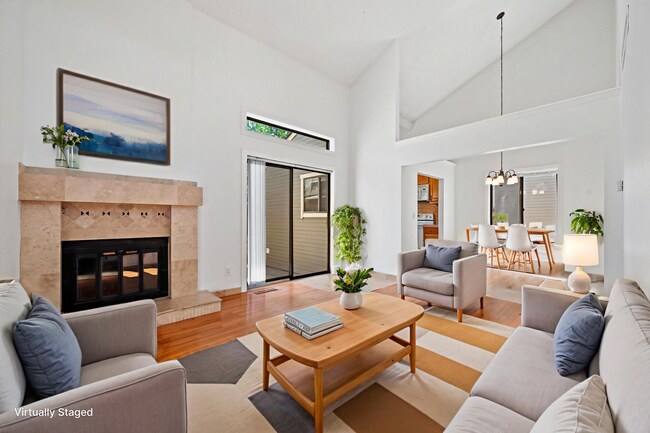Foto del edificio - Beautiful 2 Bed, 2 Bath Townhome | Vaulted Ceilings, Private Courtyard & Fireplace
