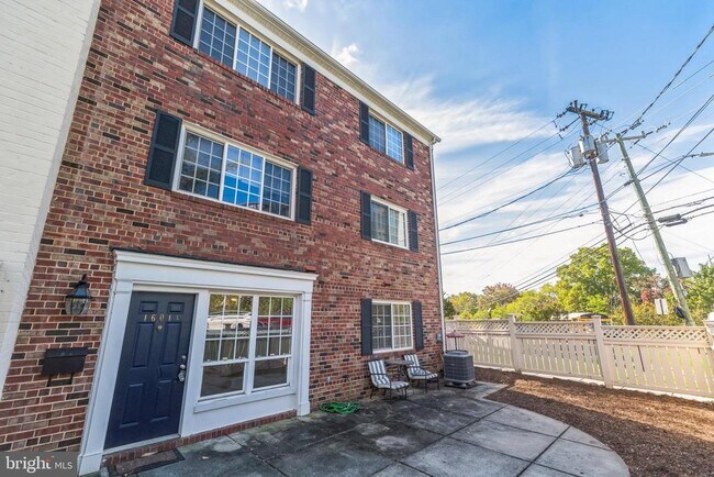 Building Photo - 1601 N Van Dorn St