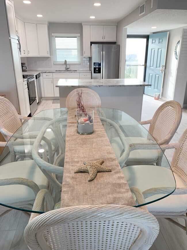 Mesa de comedor con capacidad para 6 personas - 9825 Harrell Ave