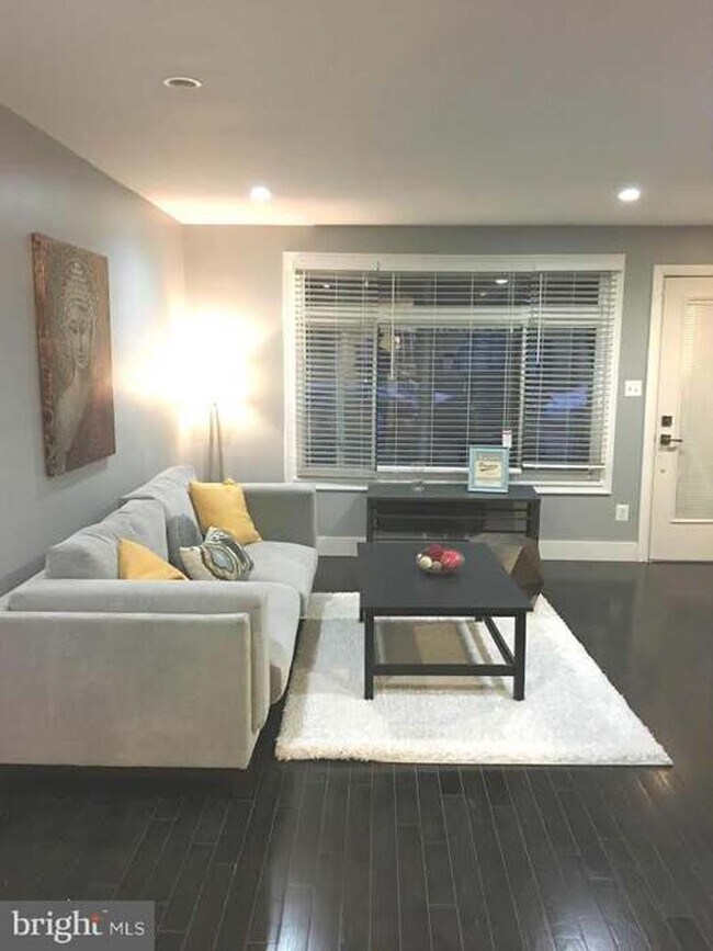 Building Photo - Spacious Townhome with Off Street Parking