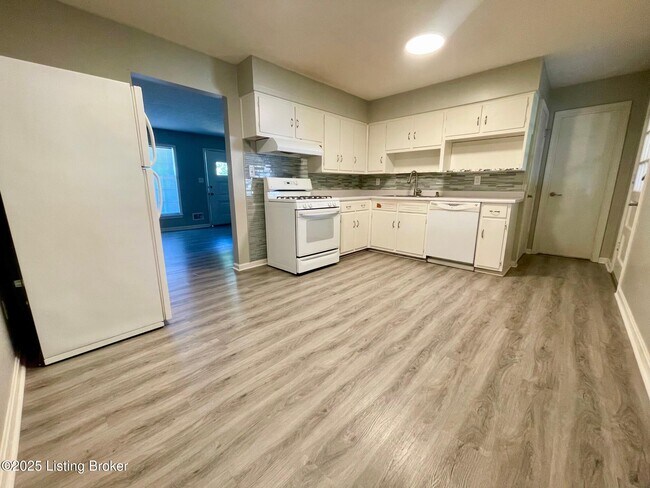 Foto del edificio - 8113 Clematis Ln