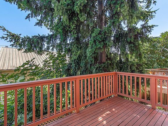 Deck with views of the spaceneedle - 511 N 46th St