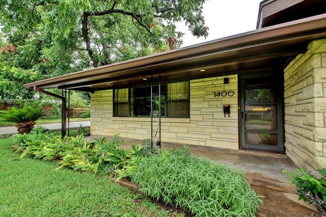 Building Photo - 1400 Larkwood Dr