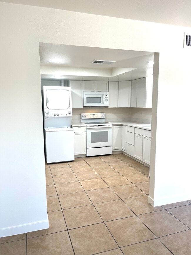 WASHER/DRYER INCLUDED - 1058 W Flint St