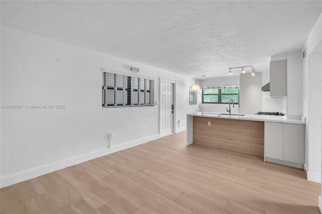 Foto del edificio - 3265 Virginia St