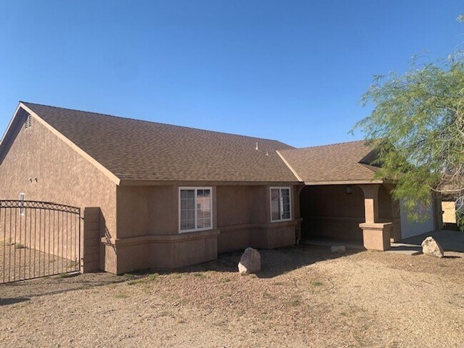 Building Photo - Clean 3 Bedroom / 2 Bathroom House for Lea...