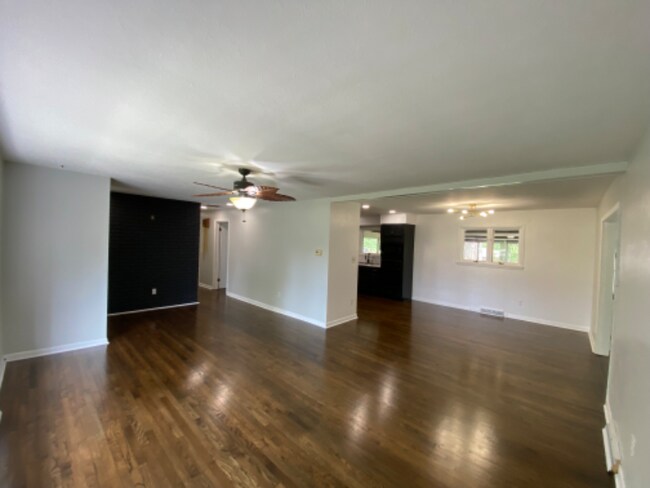 Building Photo - 2046 Bonniedale Dr