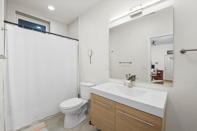 Foto del edificio - 2141 W Coulter St