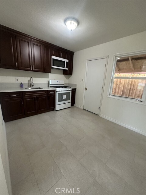 Building Photo - 9215 Oleander Ave
