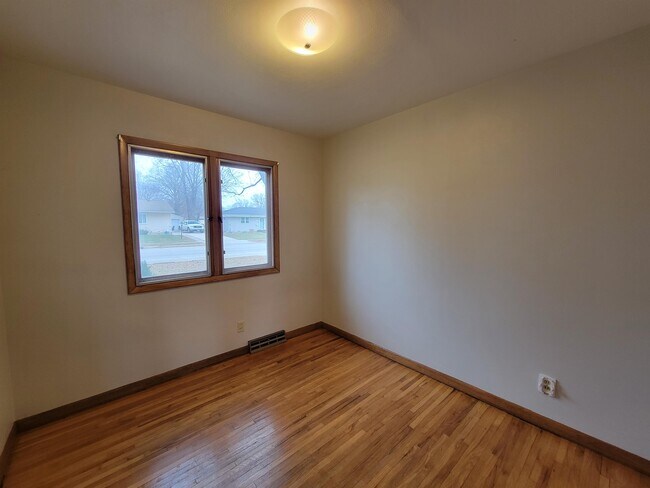 Building Photo - 2023 Valley Park Dr