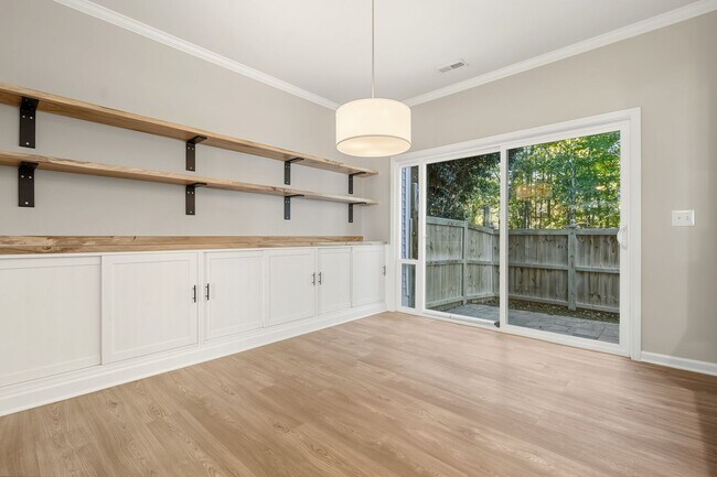 Foto del edificio - 3 Bedroom, 2.5 Bathroom Townhouse with Fenced in Backyard! Located in Breckenridge, Morrisville -...