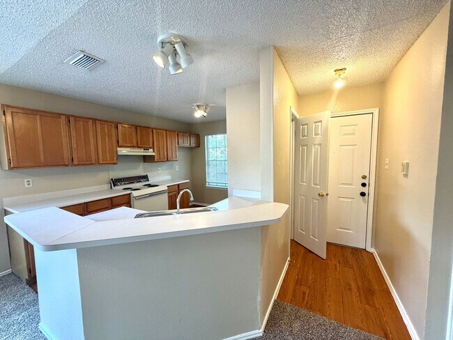 Foto del edificio - 9221 Shadow Crest Dr