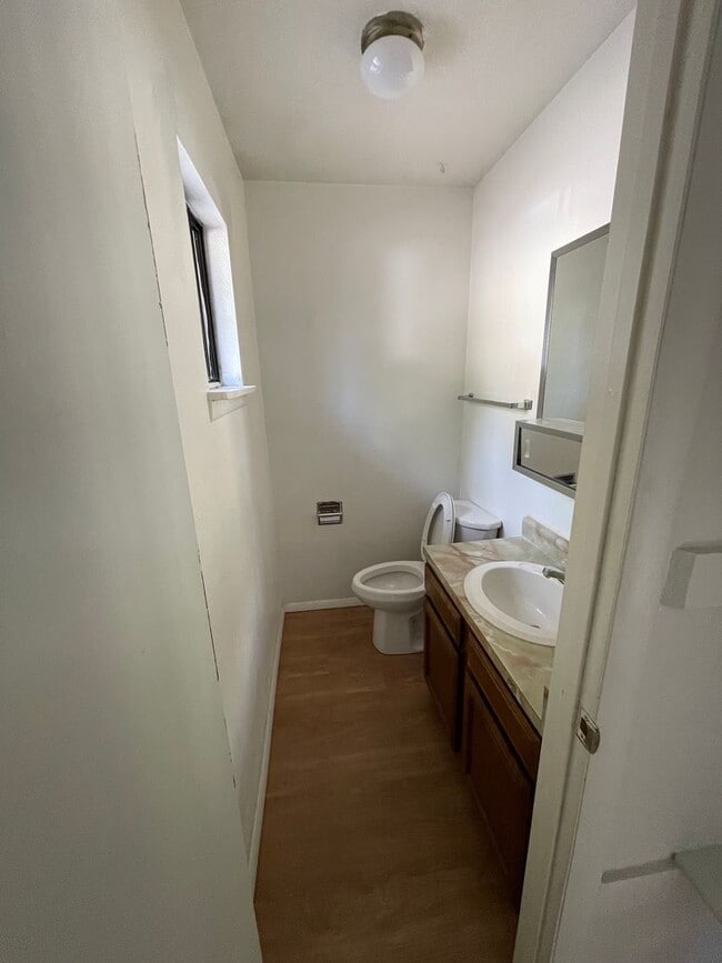 Building Photo - 440 W 4th St