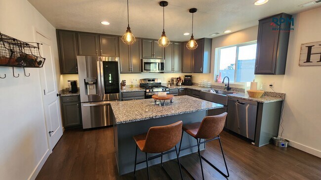 Foto del edificio - Stunning home in West Haven with all the u...