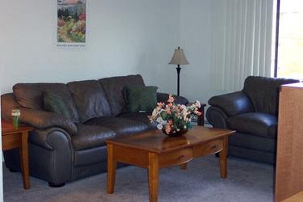 Foto del edificio - Fully Furnished 3-bed Apartment for Rent Just 1 Block South of Campus