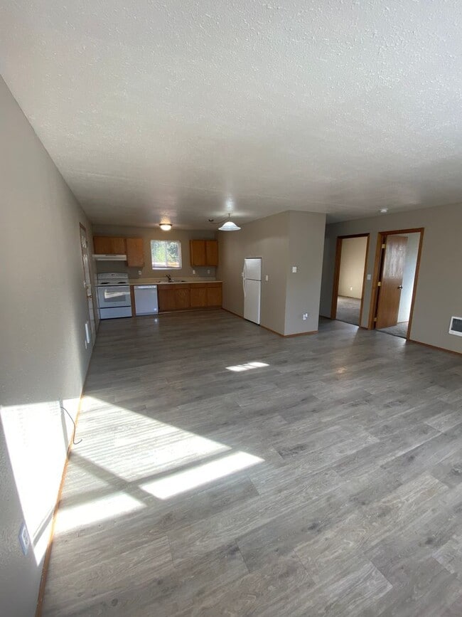 Building Photo - Beks413 (CWP)