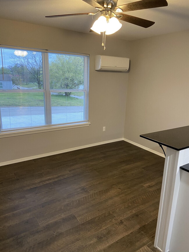 Building Photo - 507 W Broadway St