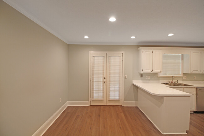 Building Photo - 320 Hawthorne Dr