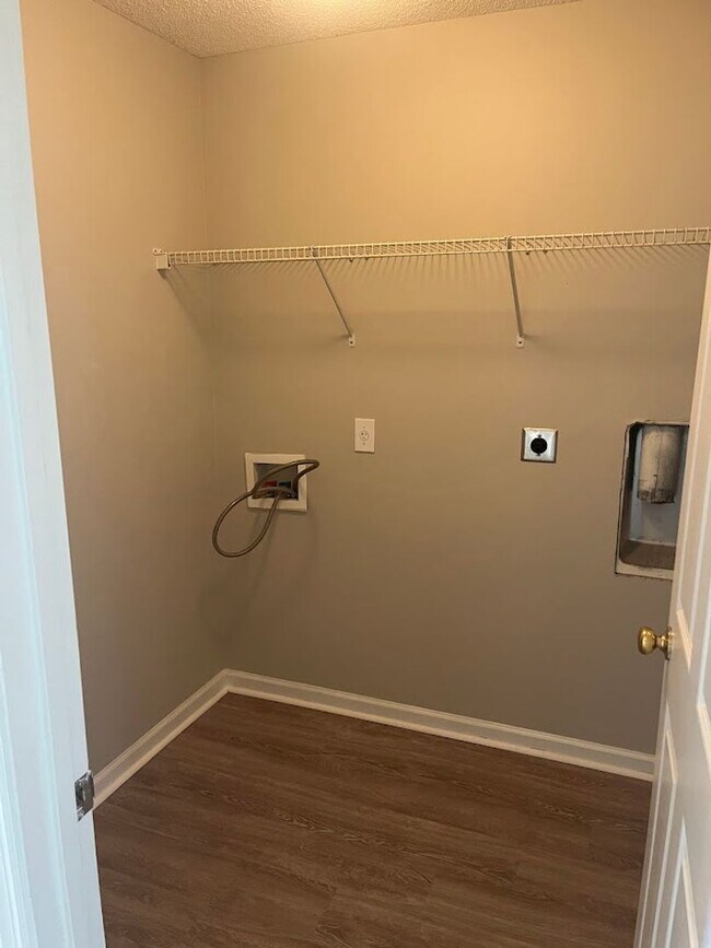 Building Photo - Available now. FULLY RENOVATED 3BR 2BA Hou...