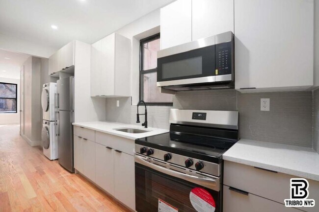 Foto del edificio - 3 bedroom in RIDGEWOOD NY 11385