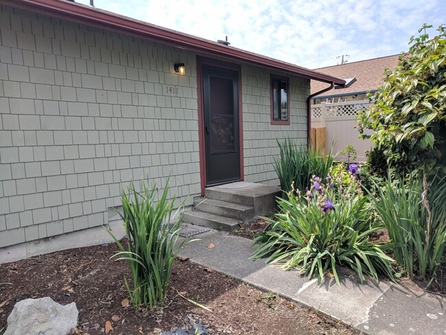 Building Photo - 32nd Street, 1409-1411