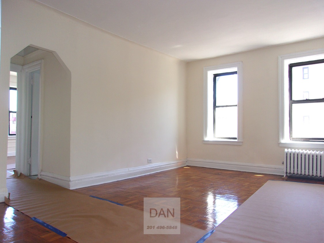 Foto principal - 4877 Broadway