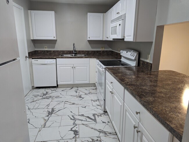 Foto del edificio - 3715 Pinewood Dr NE