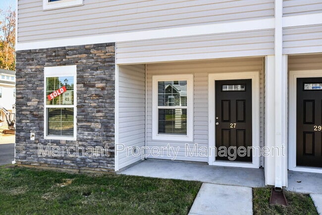 Building Photo - 27 English Ct