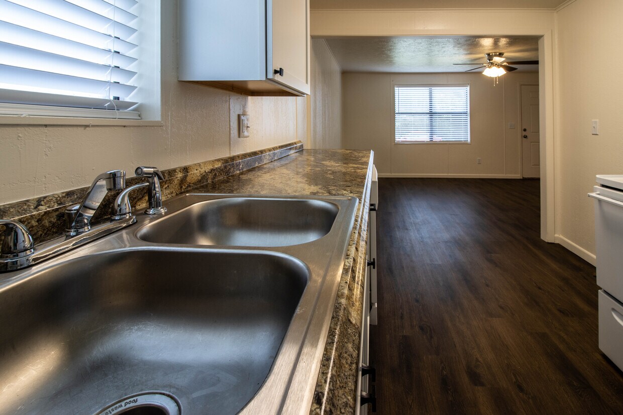 Foto principal - 8123 Sanderson Ln