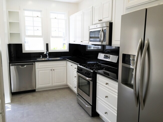 Building Photo - 202 S Rexford Dr